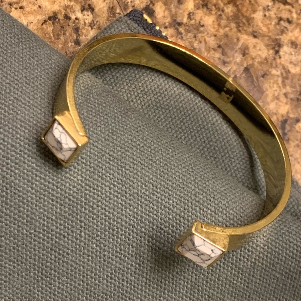 Gold bangle - Picture 3 of 3